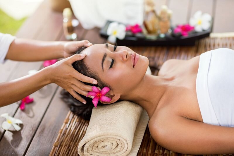 Massage giúp thư giãn cơ thể và giảm đi căng thẳng, lo âu
